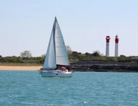 découvrez nos baptêmes de navigation à la rochelle et vivez une expérience unique en mer. embarquez pour une sortie inoubliable sur l'océan, encadrée par des professionnels passionnés.
