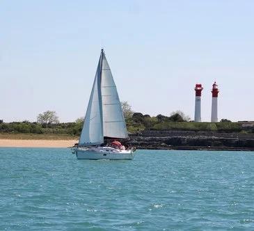 découvrez nos baptêmes de navigation à la rochelle et vivez une expérience unique en mer. embarquez pour une sortie inoubliable sur l'océan, encadrée par des professionnels passionnés.