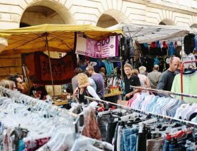 découvrez la braderie estivale à la rochelle, un événement incontournable de l'été ! profitez d'une multitude de stands variés, de bonnes affaires et d'animations festives dans un cadre convivial. ne manquez pas cette occasion de faire des emplettes et de passer un moment agréable en famille ou entre amis !