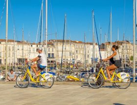 découvrez la rochelle à vélo : des itinéraires pittoresques, des conseils pour cyclistes et des activités à ne pas manquer dans cette belle ville portuaire. explorez les trésors cachés et profitez de la liberté du cyclisme sur les routes de la rochelle.