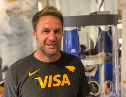 découvrez le parcours d'un entraîneur ambitieux à la rochelle, déterminé à mener son équipe vers le succès grâce à sa passion, ses méthodes innovantes et son engagement auprès des joueurs.