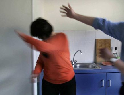 découvrez les conséquences et les risques liés aux comportements violents sous l'emprise de l'alcool chez les hommes, ainsi que des conseils pour prévenir ces situations.