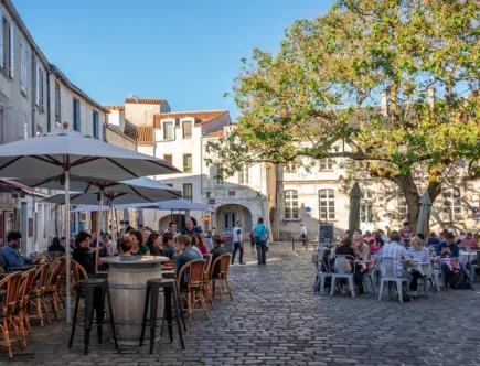 découvrez les incontournables de la rochelle : sites historiques, balades en bord de mer, marchés animés et activités pour toute la famille. préparez votre visite avec notre sélection des meilleures expériences à ne pas manquer dans la cité maritime.