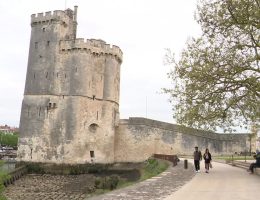 découvrez les travaux de rénovation en cours à la tour saint-nicolas à la rochelle : un patrimoine emblématique restauré pour préserver son histoire et accueillir les visiteurs dans de meilleures conditions.