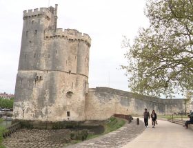 découvrez les travaux de rénovation en cours à la tour saint-nicolas à la rochelle : un patrimoine emblématique restauré pour préserver son histoire et accueillir les visiteurs dans de meilleures conditions.