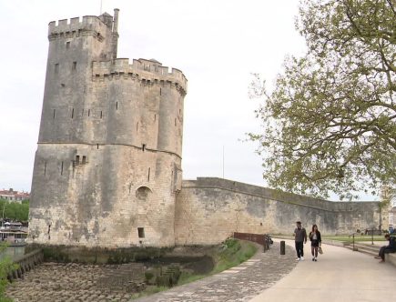 découvrez les travaux de rénovation en cours à la tour saint-nicolas à la rochelle : un patrimoine emblématique restauré pour préserver son histoire et accueillir les visiteurs dans de meilleures conditions.
