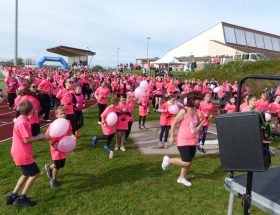 participez à la course familiale d'aytré à l'occasion d'octobre rose ! un événement solidaire pour soutenir la lutte contre le cancer du sein dans une ambiance conviviale, ouvert à tous les âges. rejoignez-nous pour courir ou marcher en famille !
