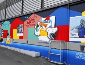 découvrez la fresque warming stripes à la rochelle, une œuvre artistique qui illustre visuellement l'évolution du climat et sensibilise le public au réchauffement climatique.