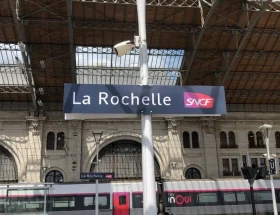 découvrez pourquoi la gare de la rochelle connaît un afflux record de voyageurs cette saison. toutes les informations sur le trafic, les causes et les conseils pour mieux voyager.