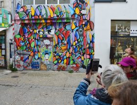 découvrez l’art urbain à la rochelle : un parcours unique à travers les graffitis colorés et créatifs qui animent les rues de la ville. partez à la rencontre des artistes et de leurs œuvres emblématiques !