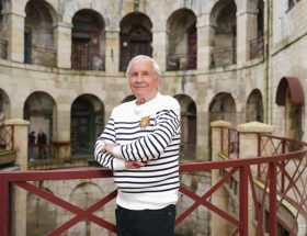 découvrez un hommage émouvant à fort boyard, l’émission culte qui a marqué des générations avec ses épreuves mythiques, ses personnages emblématiques et son univers unique entre aventure et mystère.
