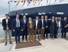 participez à l'inauguration du baliseur fresnel à la rochelle : découvrez l'histoire, la technologie et l'importance de ce navire emblématique lors d'un événement unique sur le port rochelais.