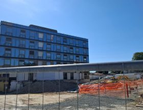 découvrez pourquoi des habitants et des parents d'élèves à la rochelle s'opposent à un projet de dépollution près des écoles, invoquant inquiétudes sanitaires et manque d'information.