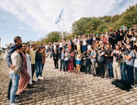 découvrez comment la rochelle se transforme en décor monumental pour les productions de fiction, attirant réalisateurs et cinéastes grâce à ses paysages uniques et son atmosphère authentique.