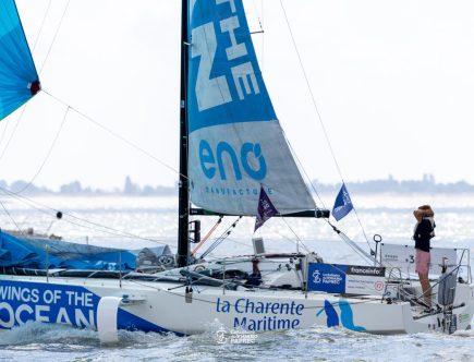 découvrez la performance remarquable d'alexis thomas, vainqueur de la solitaire du figaro, une course prestigieuse de voile en solitaire. analyse, moments forts et réactions sur sa victoire historique.