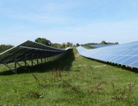 découvrez comment l'achat solaire collectif permet de réduire vos coûts d'énergie, d'accéder à des panneaux solaires à prix avantageux et de participer à la transition écologique au sein de votre communauté.