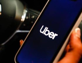 découvrez les causes et les enjeux du conflit entre les taxis traditionnels et uber à la rochelle, ainsi que les impacts sur les usagers et la mobilité urbaine.