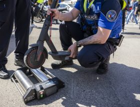 découvrez tout sur les contrôles de vitesse pour les trottinettes électriques : réglementation, amendes, conseils pour respecter la loi et rouler en toute sécurité.