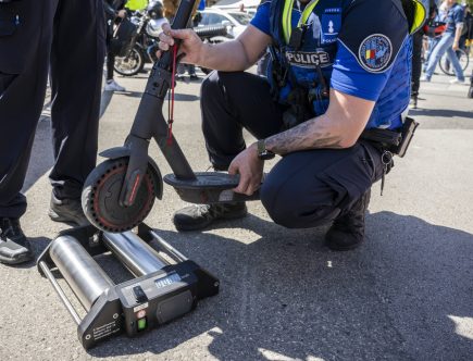 découvrez tout sur les contrôles de vitesse pour les trottinettes électriques : réglementation, amendes, conseils pour respecter la loi et rouler en toute sécurité.