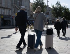 découvrez comment la ville de la rochelle s’oppose à la multiplication des locations airbnb pour préserver le logement des habitants et l’authenticité de son centre-ville.