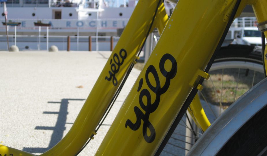 découvrez pourquoi la rochelle a perdu son titre de ville à vélo, autrefois pionnière en mobilité douce. analyse des causes, réactions des habitants et perspectives pour le futur cyclable de la ville.