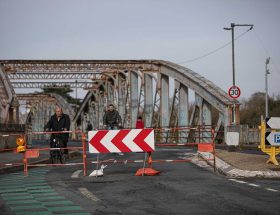 découvrez le pont de tasdon, un ouvrage emblématique de la rochelle reliant le quartier de tasdon au centre-ville. informations sur son histoire, son architecture et son rôle dans la vie locale.