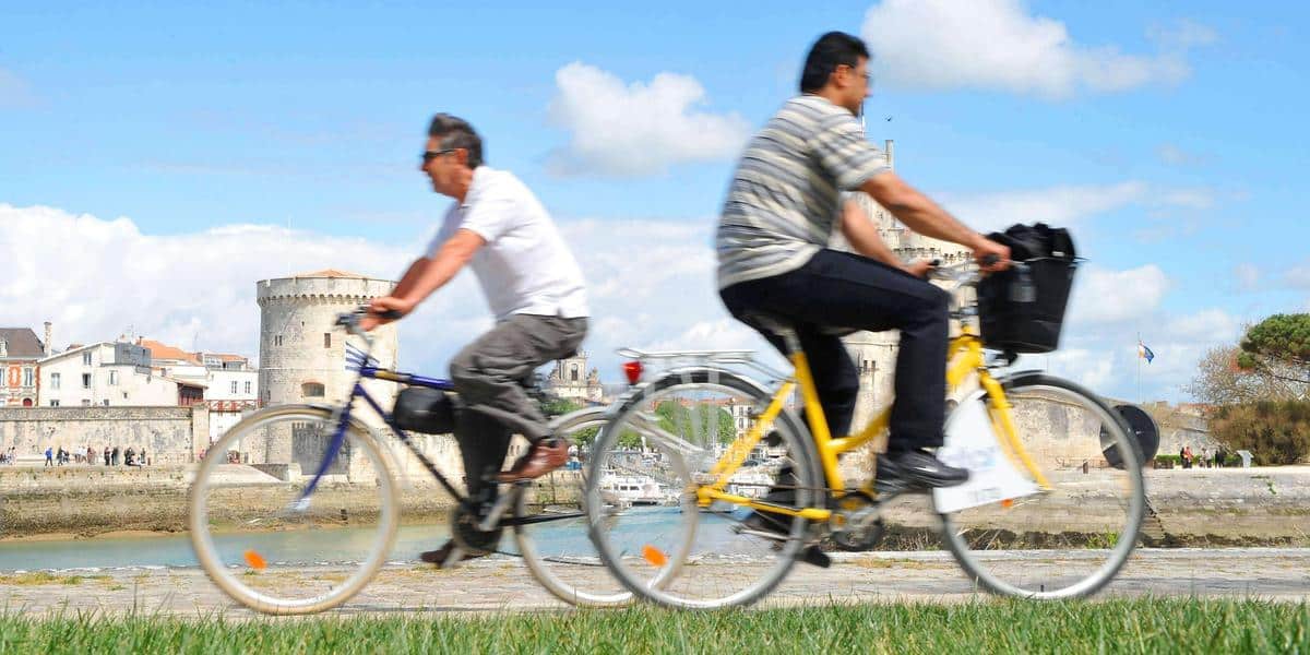 découvrez comment la rochelle accorde la priorité aux cyclistes : aménagements, sécurité, mobilités douces et initiatives locales pour faciliter les déplacements à vélo dans la ville et ses alentours.