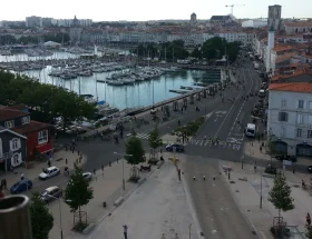 découvrez comment le phénomène de prostitution dans les locations airbnb à la rochelle suscite débats et inquiétudes. analyse des enjeux, témoignages et actions mises en place dans la ville.