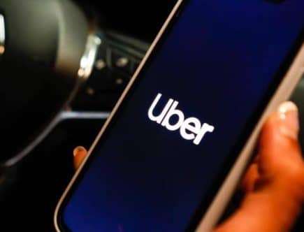 découvrez les dernières tensions entre taxis traditionnels et chauffeurs uber à la rochelle, un conflit grandissant qui impacte les déplacements dans la ville.