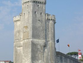 découvrez les emblématiques tours de la rochelle, monuments historiques sur le vieux-port, témoignages du riche passé maritime de la ville. parfait pour une visite culturelle en charente-maritime.