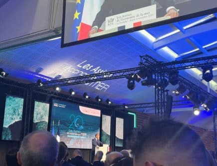 accueil chaleureux à la rochelle pour emmanuel macron, découvrez les temps forts de sa visite et ses engagements pour la région.