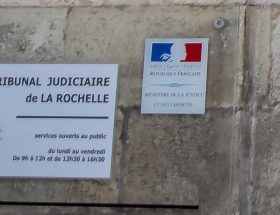 une étudiante à la rochelle condamnée à verser 4000€ pour des actes de vandalisme, détaillant les circonstances et les conséquences de cette affaire judiciaire.