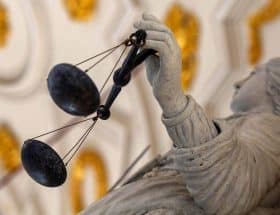découvrez l'histoire touchante d'une conductrice à la rochelle confrontée aux remords après un homicide involontaire, et les conséquences humaines et judiciaires de cet événement dramatique.