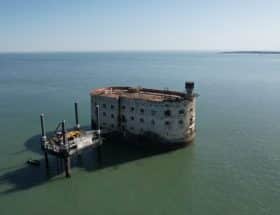 découvrez la nouvelle étape du chantier de fort boyard et suivez l'évolution des travaux de ce lieu emblématique.