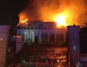 un incendie s'est déclaré sur l'île de ré, faisant deux blessés. découvrez les détails de l'événement et les mesures de sécurité mises en place.
