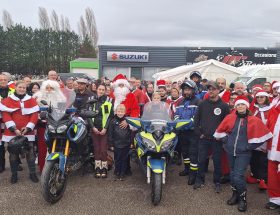 découvrez la balade annuelle des pères noël en moto, un événement festif mêlant bonne humeur et esprit de noël sur deux roues.