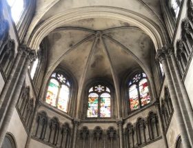 expertise en rénovation de vitraux d'église à aytré : restauration authentique et préservation du patrimoine religieux.