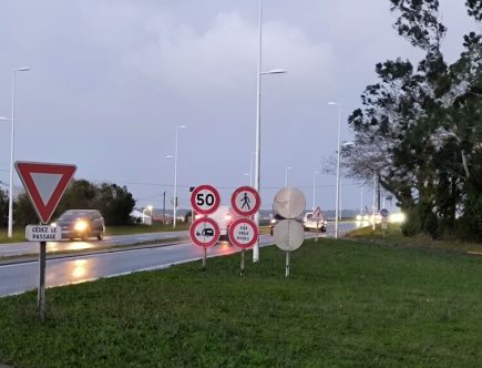 en raison d'un coup de vent, le pont d'oléron est temporairement interdit aux piétons et aux deux-roues pour des raisons de sécurité.