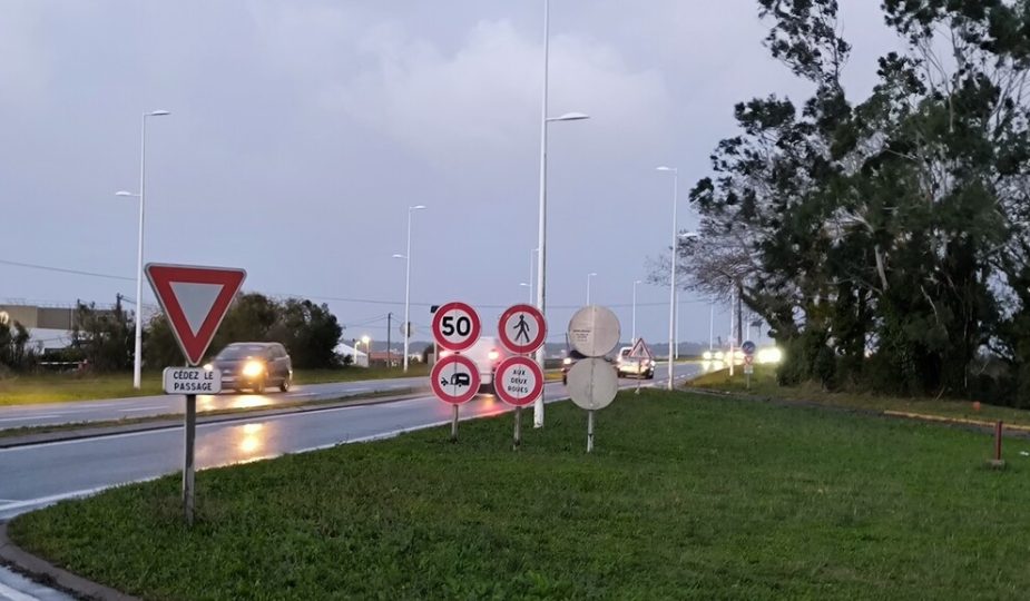 en raison d'un coup de vent, le pont d'oléron est temporairement interdit aux piétons et aux deux-roues pour des raisons de sécurité.