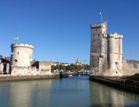 découvrez des animations familiales captivantes aux tours historiques de la rochelle, alliant histoire, culture et plaisir pour petits et grands.