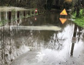 charente-maritime : 45 routes coupées en raison des inondations, impactant la circulation et les déplacements dans la région.