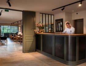 découvrez l'hôtel éphémère à la rochelle, une opportunité unique pour les talents de l'hôtellerie de révéler leur savoir-faire et vivre une expérience immersive.