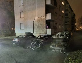 deux voitures ont pris feu dans la nuit à la rochelle laleu, provoquant une intervention rapide des pompiers pour maîtriser l'incendie.