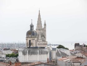 découvrez l'histoire fascinante du siège de la rochelle en visitant la tour de la lanterne, monument emblématique offrant une vue imprenable et un voyage immersif dans le passé.